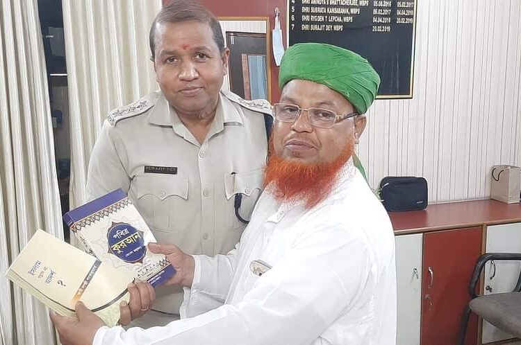ঈদ শুভেচ্ছায় মসজিদ কমিটি পক্ষে পুলিশকে কুরআন শরীফ প্রদান