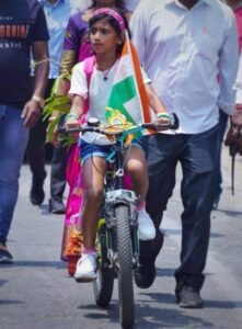 স্বপ্নপূরণ ছোট্ট সায়ন্তিকার, মুখ্যমন্ত্রীর সঙ্গে দেখা করে পেলেন উপহার