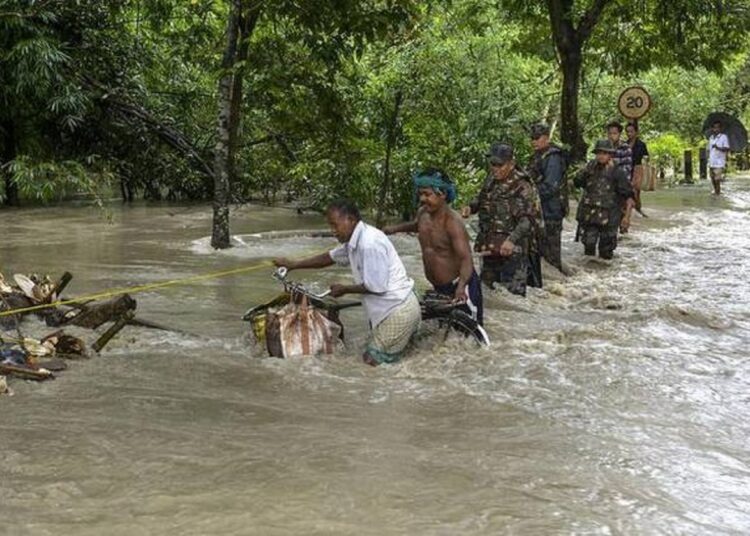 বন্যায় বিপর্যস্ত অসম, মিলছে না সরকারি সাহায্য, ক্ষোভে স্থানীয়রা 