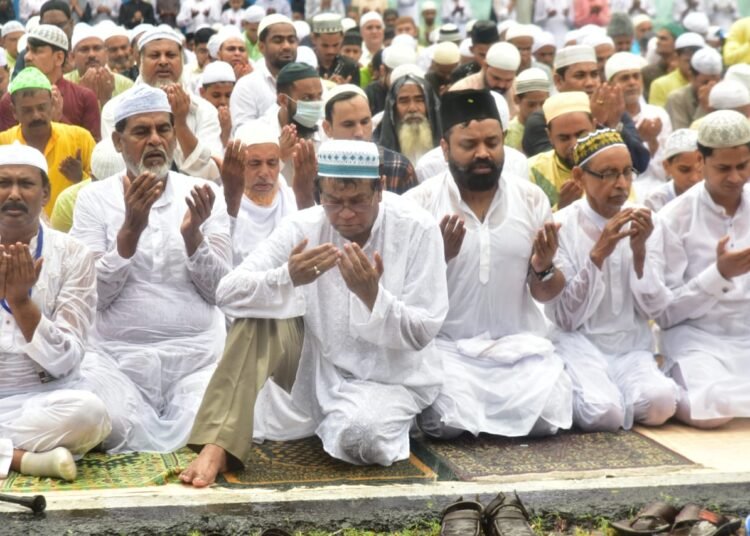 আজ সারা দেশে উদযাপিত ঈদ উল ফিতর---- রেড রোডে মুখ্যমন্ত্রী মমতা বন্দ্যোপাধ্যায় সহ বিশিষ্টরা