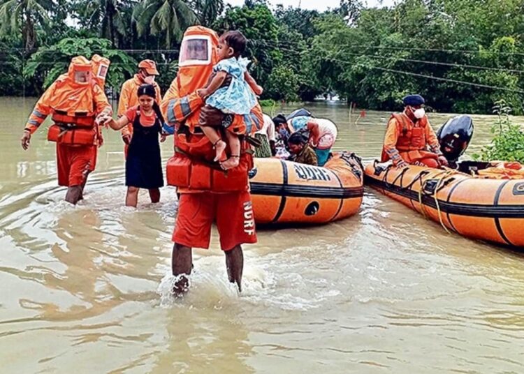 বন্যায় বিপর্যস্ত অসম, মিলছে না সরকারি সাহায্য, ক্ষোভে স্থানীয়রা 