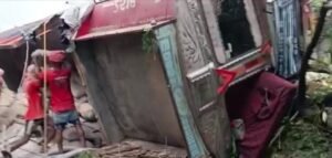 গোয়ালঘরে ধাক্কা মেরে উল্টে গেল সিমেন্ট বোঝাই লরি ,কোনমতে প্রাণে বাঁচলেন মহিলা