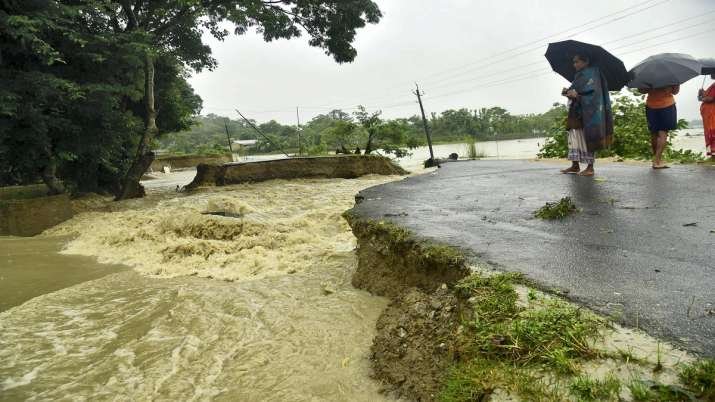 দুর্যোগের আঁচ কিছুটা কমলেও এখনও বানভাসী অসম