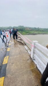 মধ্যপ্রদেশে ভয়াবহ দুর্ঘটনা, রেলিং ভেঙে নর্মদা নদীতে পড়ল মহারাষ্ট্রের সরকারি বাস, মৃত কমপক্ষে ১৫