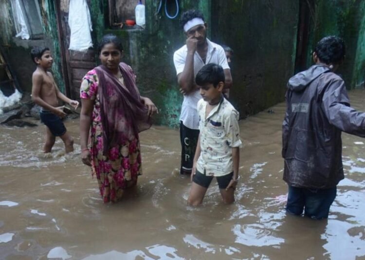 বন্যায় বিপর্যস্ত বাণিজ্যনগরী, মৃতের সংখ্যা বেড়ে ৭৬, দুর্গত এলাকায় নজরদারিতে মুখ্যমন্ত্রী শিন্ডে