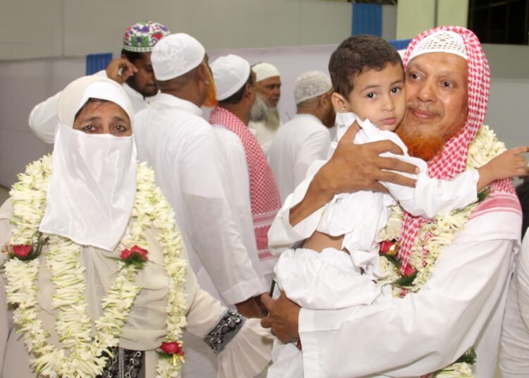 কলকাতায় ফিরলেন রাজ্যের হাজীরা, হজ সম্পূর্ণ করায় আল্লাহর কাছে শুকরিয়া আদায়