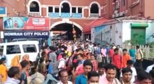 আজ ২১ জুলাই, ভোর থেকেই বিভিন্ন জেলা থেকে তৃণমূল কর্মী সমর্থকেরা আসছেন হাওড়া স্টেশনে
