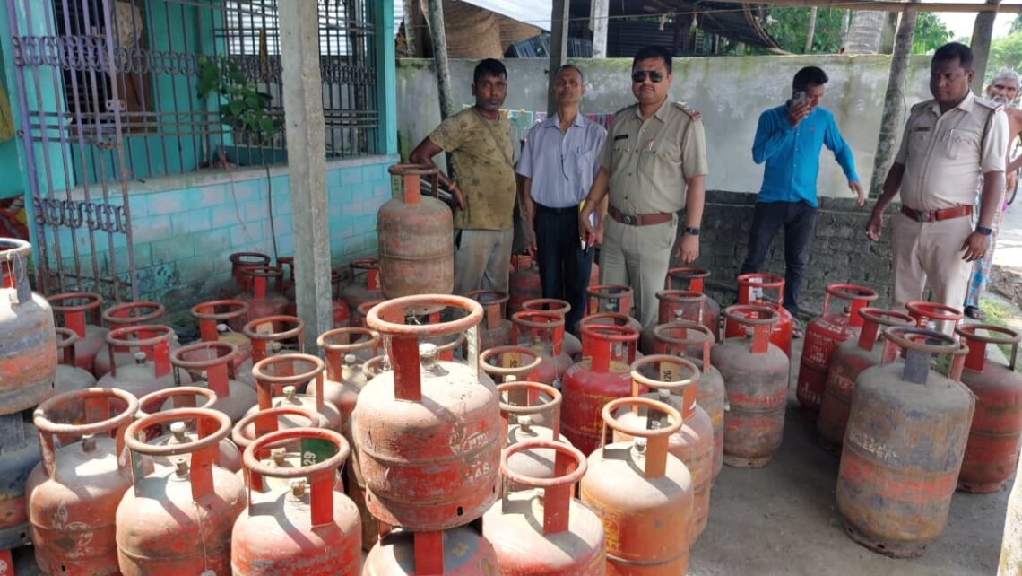 বেআইনিভাবে গ্যাস সিলিন্ডারের বিরুদ্ধে অভিযান
