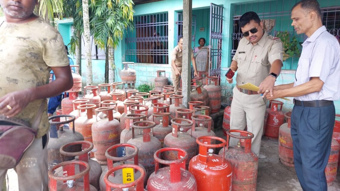 বেআইনিভাবে গ্যাস সিলিন্ডারের বিরুদ্ধে অভিযান