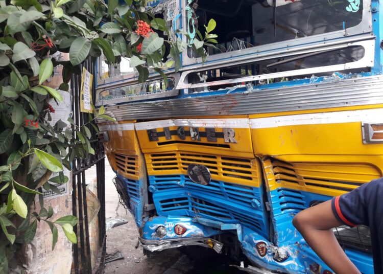 বেহালা চৌরাস্তায় বাসের সঙ্গে একটি স্কুল গাড়ির মুখোমুখি সংঘর্ষ, ঘটনাস্থলে পুলিশ