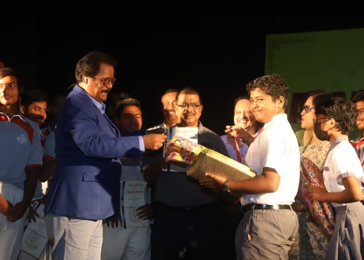 শিক্ষা সহ একাধিক ক্ষেত্রে নজির স্থাপণের জন্য কৃতীদের পুরস্কার প্রদান করল নব নালন্দা স্কুল