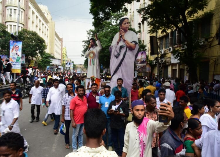 ২১ শে'র মঞ্চ থেকেই দিল্লি দখলের ডাক মমতার 5 ২১ শে'র মঞ্চ থেকেই দিল্লি দখলের ডাক মমতার