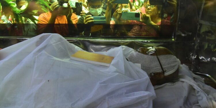 বুকে রাখা 'গীতাঞ্জলি', চিরবিদায় ক্যামেরার রোলের 'নায়ক' চির-তরুণ মজুমদার