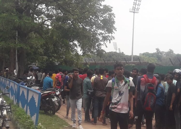 শহরজুড়ে এখন ডার্বির উন্মাদনা 