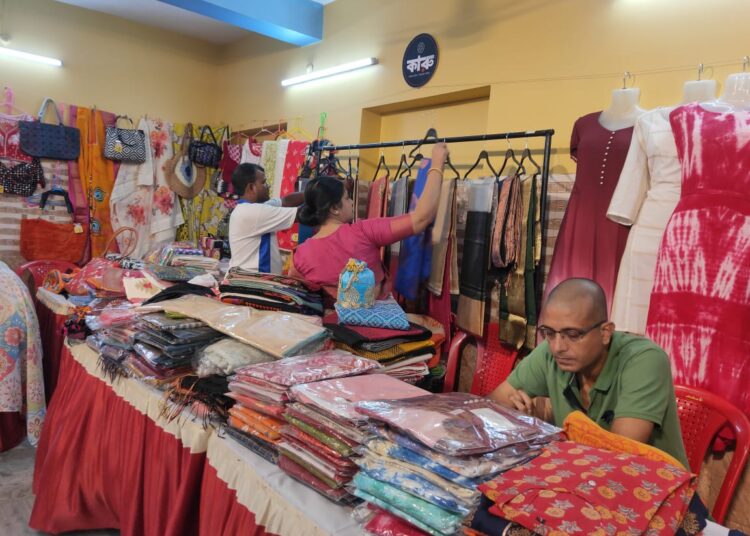 পিছিয়ে পড়া মহিলাদের আর্থিক স্বনির্ভরতার লক্ষ্যে " হাত বাড়ালেই বন্ধু " আয়োজিত হল শিল্প প্রদর্শনী 6 পিছিয়ে পড়া মহিলাদের আর্থিক স্বনির্ভরতার লক্ষ্যে " হাত বাড়ালেই বন্ধু " আয়োজিত হল শিল্প প্রদর্শনী