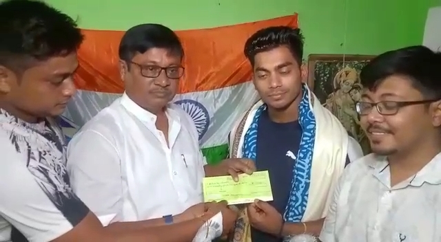 ঘরে ফিরলেন সোনার ছেলে অচিন্ত্য শিউলি, মিষ্টি খাইয়ে স্বাগত জানালেন মন্ত্রী অরূপ রায়
