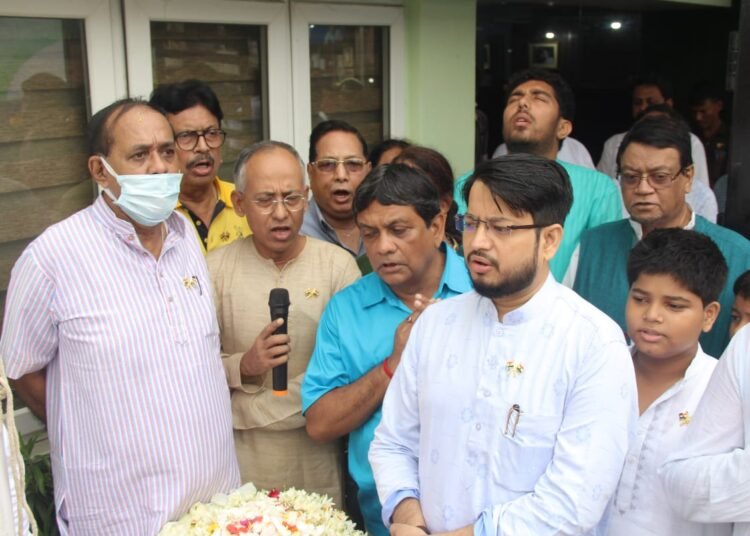 স্বাধীনতার ৭৫ বছর উপলক্ষ্যে জাতীয় পতাকা উত্তোলন তৃণমূল ভবনে
