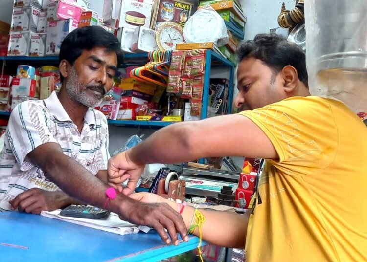 পথচলতি মানুষ,  টোটো অটো চালকদের হাতে রাখি পরিয়ে সম্প্রীতির বার্তা ডায়মন্ড হারবার জুড়ে