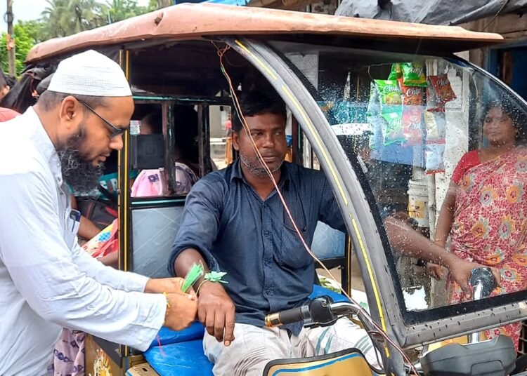 পথচলতি মানুষ,  টোটো অটো চালকদের হাতে রাখি পরিয়ে সম্প্রীতির বার্তা ডায়মন্ড হারবার জুড়ে