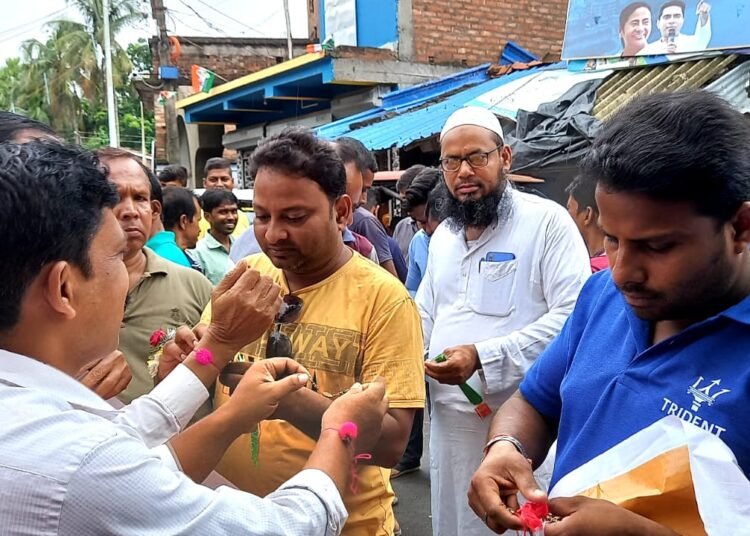 পথচলতি মানুষ,  টোটো অটো চালকদের হাতে রাখি পরিয়ে সম্প্রীতির বার্তা ডায়মন্ড হারবার জুড়ে