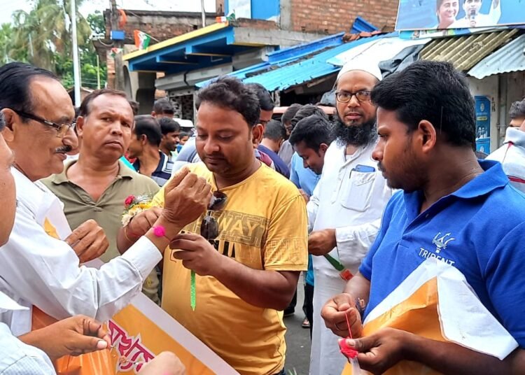 পথচলতি মানুষ,  টোটো অটো চালকদের হাতে রাখি পরিয়ে সম্প্রীতির বার্তা ডায়মন্ড হারবার জুড়ে