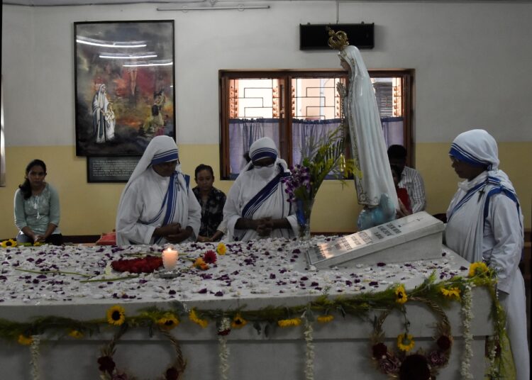 আজ মাদার টেরেসার ১১২ তম জন্মশতবার্ষিকী, প্রার্থনা-শ্রদ্ধায় স্মরণ