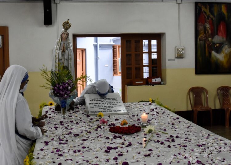 আজ মাদার টেরেসার ১১২ তম জন্মশতবার্ষিকী, প্রার্থনা-শ্রদ্ধায় স্মরণ