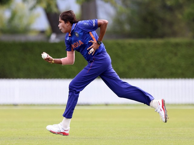 ক্রিকেটকে আলবিদা জানাচ্ছেন ঝুলন