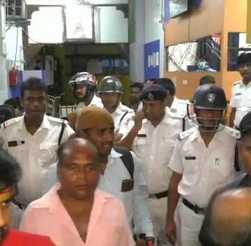 শিশু মৃত্যুকে কেন্দ্র করে রণক্ষেত্র সাঁত্রাগাছি মোড়ের নার্সিংহোম চত্বর, ভাঙচুর, অবরোধ