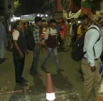 শিশু মৃত্যুকে কেন্দ্র করে রণক্ষেত্র সাঁত্রাগাছি মোড়ের নার্সিংহোম চত্বর, ভাঙচুর, অবরোধ