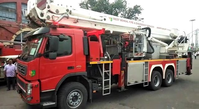 প্রায় চার ঘন্টার চেষ্টার পর হাওড়া স্টেশনে ৯০ ফুট উঁচু ট্যাঙ্ক থেকে নামানো হল মানসিক ভারসাম্যহীন ব্যক্তিকে