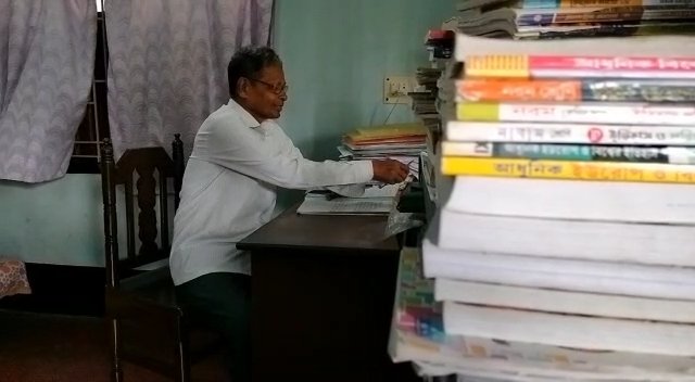 শিক্ষকতা জীবনে সঙ্গতিহীন পড়ুয়াদের পড়াতেন বিনা বেতনে, শিক্ষক দিবসে বিনম্র শ্রদ্ধা দিলীপ বেরা স্যরকে