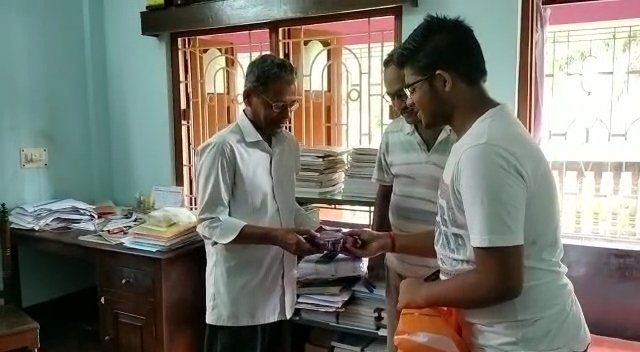 শিক্ষকতা জীবনে সঙ্গতিহীন পড়ুয়াদের পড়াতেন বিনা বেতনে, শিক্ষক দিবসে বিনম্র শ্রদ্ধা দিলীপ বেরা স্যরকে