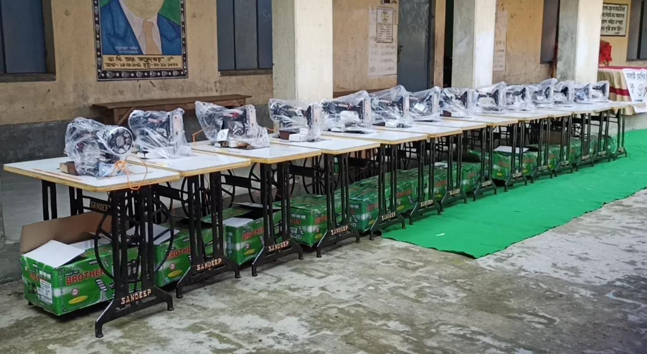 দুঃস্থ মহিলাদের উপার্জনমুখী করতে, সেলাই মেশিন বিতরন সাগরদিঘীতে