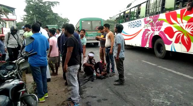 সাঁতরাগাছি কোনা এক্সপ্রেসওয়েতে দুর্ঘটনা, বাসের ধাক্কায় গুরুতর আহত বাইক আরোহী