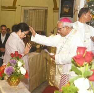 পর্তুগিজ চার্চে অভিষেককে সঙ্গে নিয়ে বড়দিনের উৎসবে সামিল মুখ্যমন্ত্রী