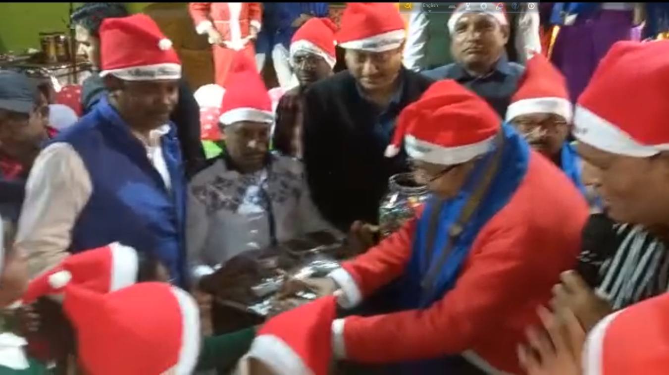 সান্তাক্লজ সেজে শিশুদের হাতে উপহার তুলে দিলেন মন্ত্রী অরূপ রায়