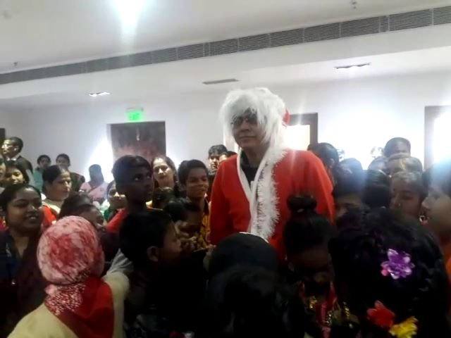 বড়দিনে পথশিশুদের জন্য খুলে দেওয়া হল হাওড়া তারামণ্ডল, সান্তাক্লজ সেজে বড়দিনের উপহার তুলে দেন পুর প্রশাসক