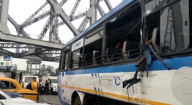 হাওড়া স্টেশনে গঙ্গাসাগর মেলা ক্যাম্পে দুর্ঘটনা,  তীর্থযাত্রীদের  বাসের পিছনে ব্রেক ফেল করে  ধাক্কা মারল বাসের জখম ৪