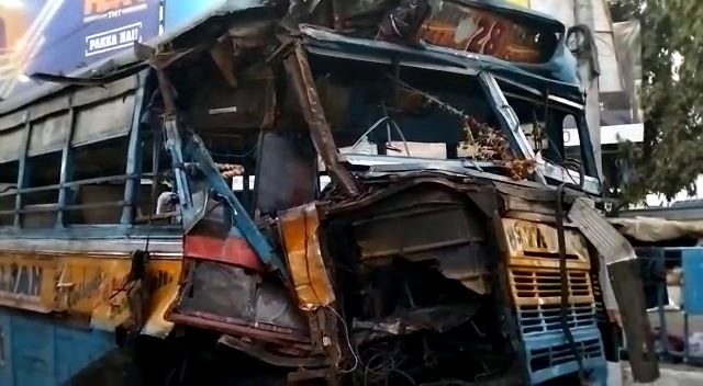 হাওড়া স্টেশনে গঙ্গাসাগর মেলা ক্যাম্পে দুর্ঘটনা,  তীর্থযাত্রীদের  বাসের পিছনে ব্রেক ফেল করে  ধাক্কা মারল বাসের জখম ৪