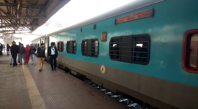 সাতসকালেই বিপত্তি,  সাঁতরাগাছির কাছে কাপলিং খুলে  বেরিয়ে  গেল ইস্পাত এক্সপ্রেসের ইঞ্জিন সহ দুটি বগি 