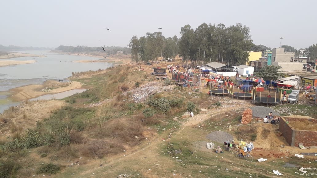 অজয় নদে দেদার বালি লুটে  'আশ্রয়হীন'  উজানী মেলা