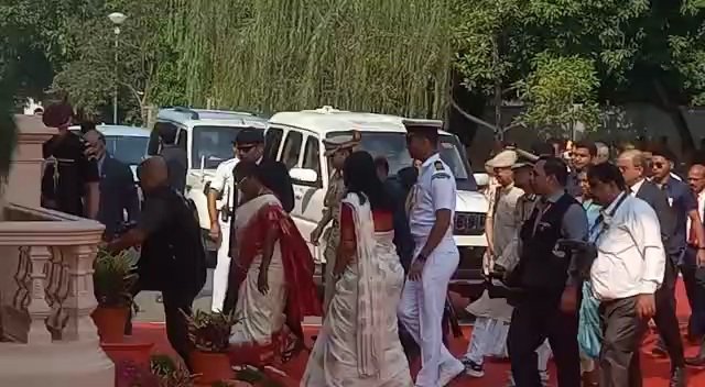 বেলুড় মঠে এলেন রাষ্ট্রপতি, স্বাগত জানালেন মন্ত্রী বীরবাঁহা হাঁসদা সহ অরূপ রায়  