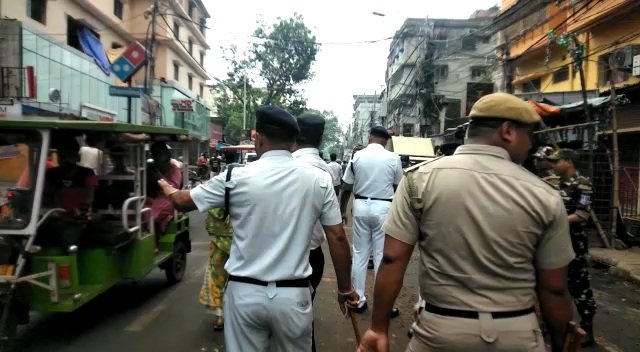 শিবপুরের পরিস্থিতি  প্রায় স্বাভাবিক, পুলিশের টহলদারি রাস্তায়