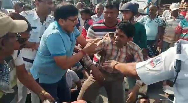 ফের আন্দোলনে ভারত জুটমিলের শ্রমিকরা , থালা নিয়ে রাস্তায় বসে  বিক্ষোভ