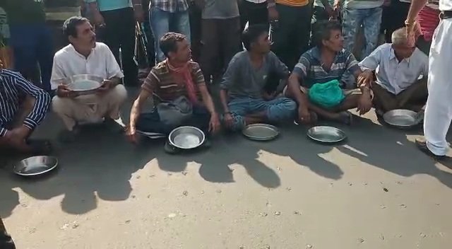 ফের আন্দোলনে ভারত জুটমিলের শ্রমিকরা , থালা নিয়ে রাস্তায় বসে  বিক্ষোভ