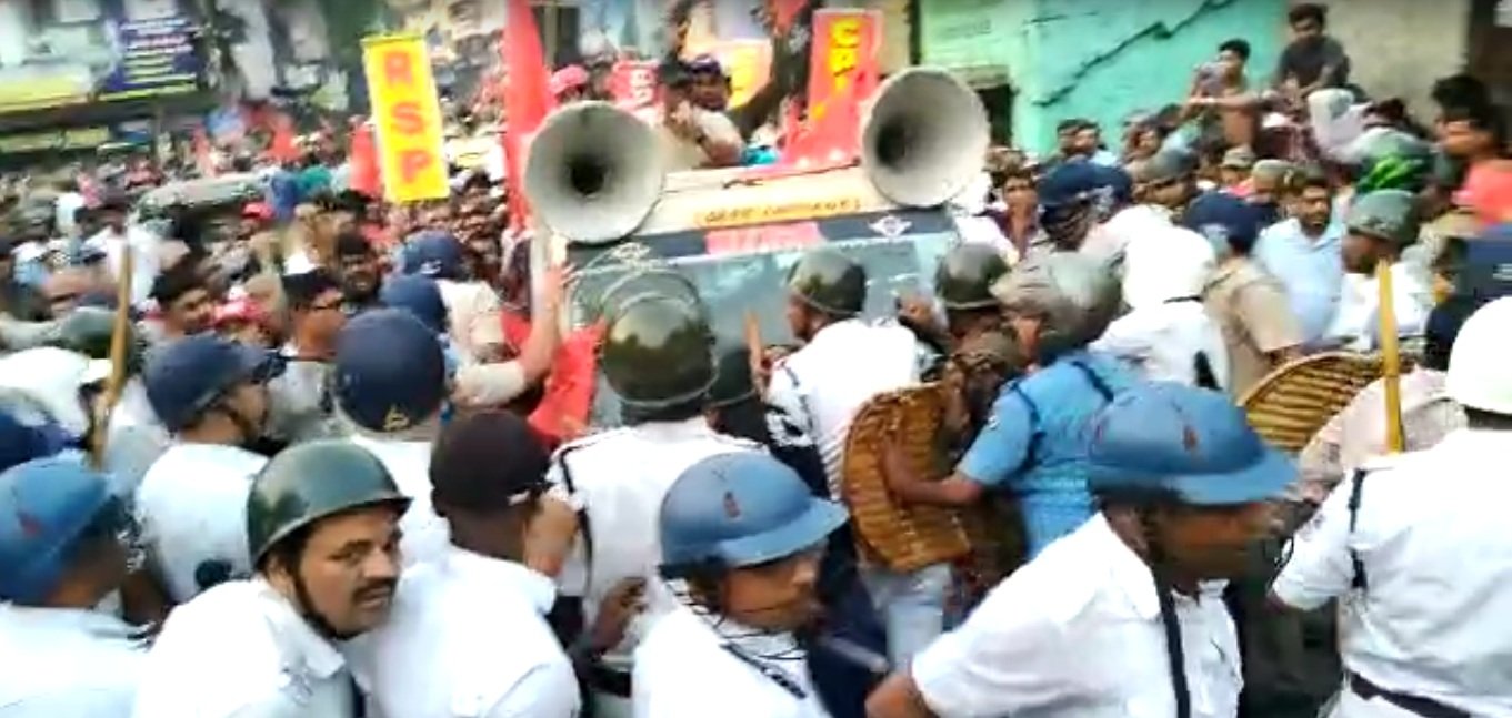 বিমান বসুর নেতৃত্বে হাওড়ায় বালিখাল থেকে শান্তি সম্প্রীতির মহামিছিল ঘিরে উত্তেজনা