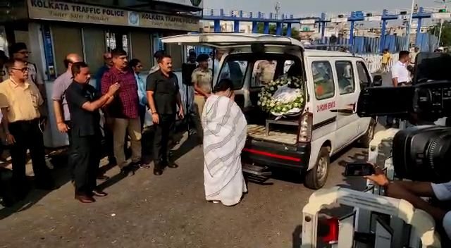 Breaking: বালেশ্বরে নিহত ৪ জনের দেহ ফিরল বাংলায়, ফুল দিয়ে শ্রদ্ধা মমতার