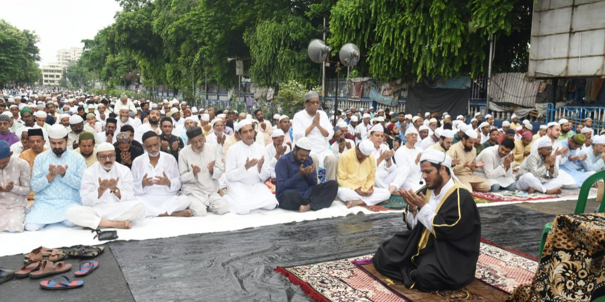 পবিত্র ঈদুল আজহা উপলক্ষ্যে নামায আদায় পার্ক সার্কাস ময়দানে, রয়েছেন পুবের কলম পত্রিকার সম্পাদক সহ বিশিষ্টরা
