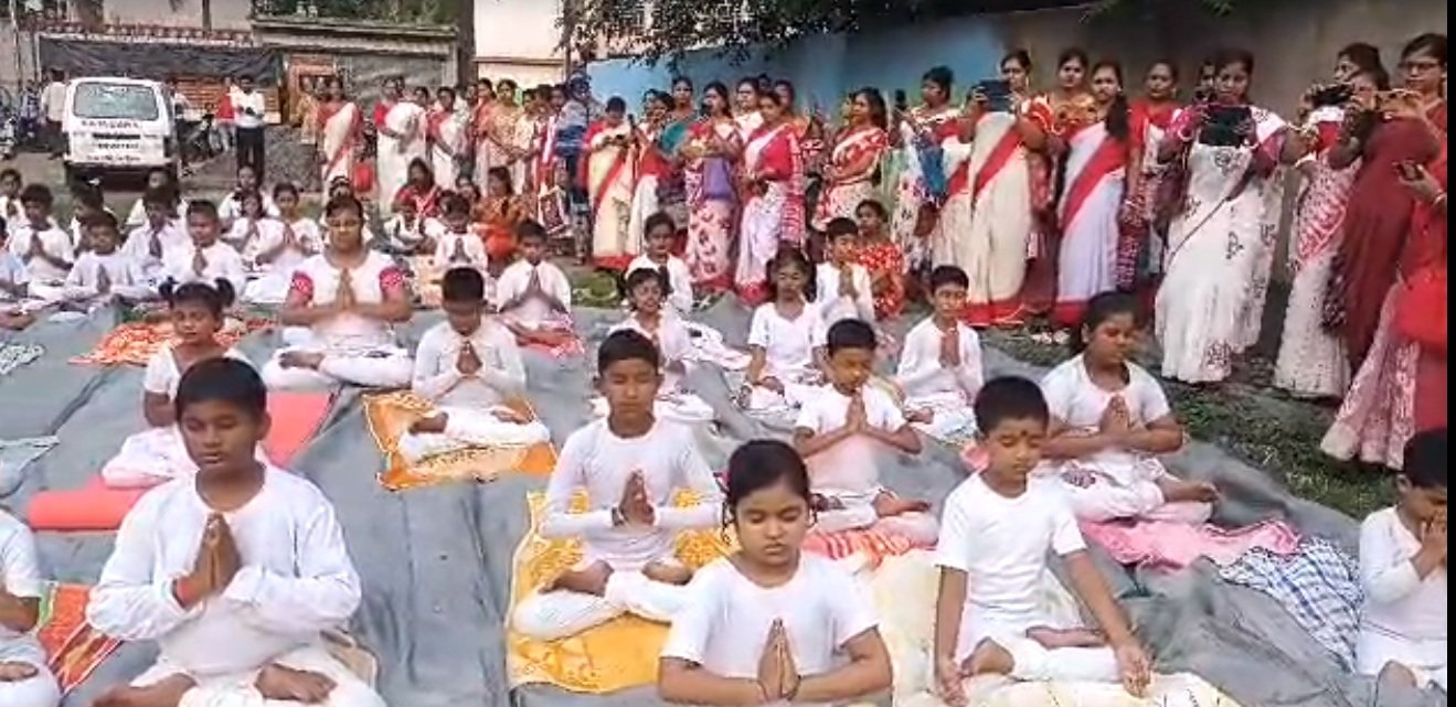 আজ আন্তর্জাতিক যোগ দিবস সাড়ম্বরে পালিত বেলুড় মঠ সহ অন্যত্র